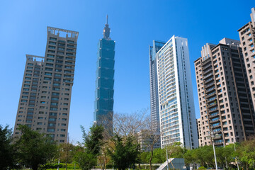 Obraz premium 台湾 台北市 象山公園から見える台北101と高層マンション群