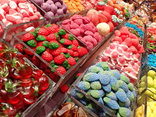 Diverse Süßigkeiten auf dem Markt in Barcelona