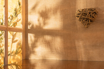 Panorama de fond d'un mur en crépi avec un cœur pour création d'arrière plan. Panoramique avec jeu d'ombre et de lumière à travers une fenêtre.	