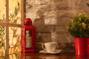 Tasse de café sur le plan de travail d'une cuisine dans une maison Provençale avec les rayons du soleil. Ombre de la lumière du jour par la fenêtre.	