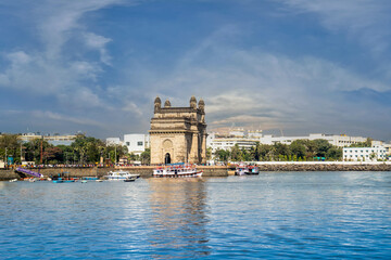 Fototapeta na wymiar Mumbai, Historic English gate, tourists and sightseeing boats. India