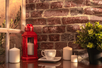 Tasse de café sur le plan de travail d'une cuisine dans une maison Provençale avec les rayons du...