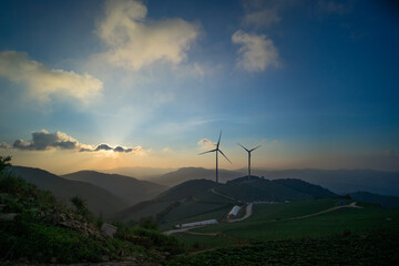 풍력 발전기가 있는 아침 산 위 풍경