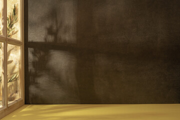 Panorama de fond d'un mur noir et support jaune pour création d'arrière plan. Panoramique avec...