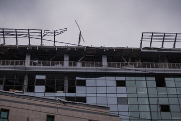 Obraz premium Kyiv, Ukraine - December 29, 2023: The Russian army launched a missile attack on Ukraine. One of the affected places. In the glass business center, the blast wave blew out all the windows