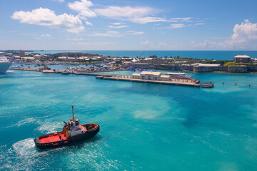 Tugboat sailing at Royal Naval Dockyard in Sandy Parish, Bermuda.  - obrazy, fototapety, plakaty