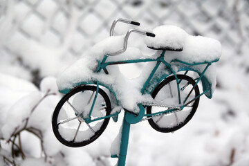 Fahrradmodell im Schnee