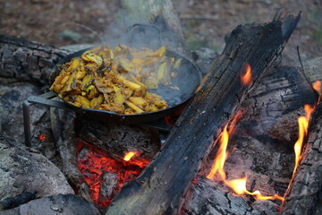 Bratkartoffeln im Lagerfeuer