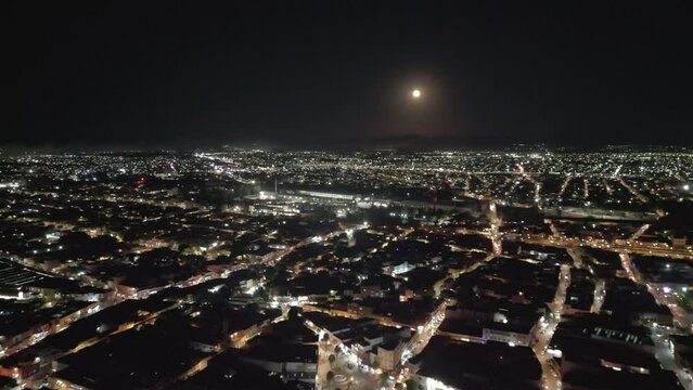 Centro, Alameda central, San Luis Potos&iacute;, templo del Carmen, templo de San Jos&eacute;, M&eacute;xico, noche.