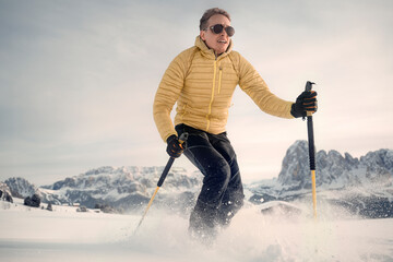 Ein Mann bei einer Skiwanderung in den Bergen. Winterlandschaft