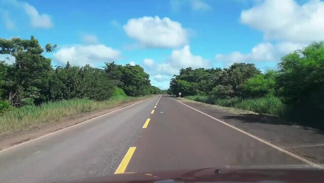 Dirigindo por uma rodovia na cidade de Corumb&aacute;, regi&atilde;o do Pantanal Sul, Estado do Mato Grosso do Sul, Brasil