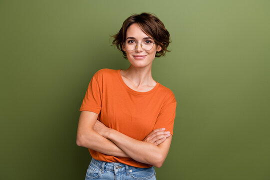Photo young confident woman bob brown hair folded hands wear orange t shirt informal office dress code isolated on khaki color background