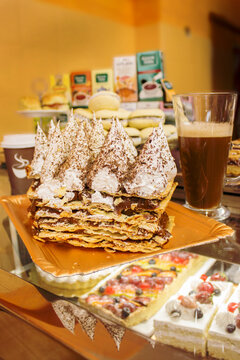 capuccino with cake. Torta mil hojas con capuccino