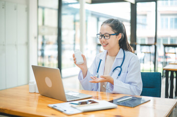 Doctors are giving advice to patients via online video, informing them of physical examination results and suggesting treatment and health care.