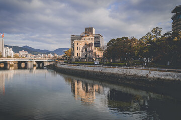 Obraz premium View of the Atomic Bomb Dome and the river flowing nearby in Japan.