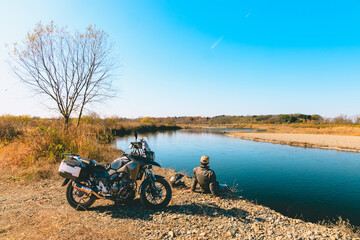 バイクと穏やかな川