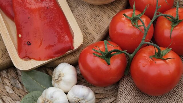 pepper tomatoes garlic