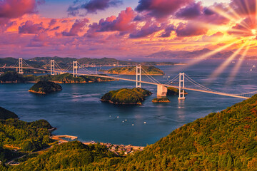 しまなみ海道の来島海峡大橋と美しい夕景 - obrazy, fototapety, plakaty