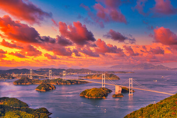 しまなみ海道の来島海峡大橋と美しい夕景