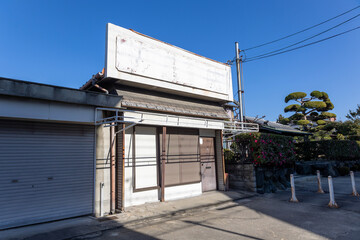 消された看板の残る古い建物