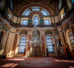 Fototapeta premium Paisaje urbano típico con las mezquitas viejas en ciudad árabe arquitectura islámica en estructura urbana Tradición cultural de la religión del Islam en ciudad turca