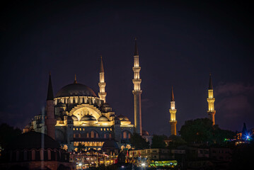Paisaje urbano típico con las mezquitas viejas en ciudad árabe 
arquitectura islámica en estructura urbana Tradición cultural de la religión del Islam en ciudad turca