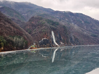 얼어버린 강과 폭포