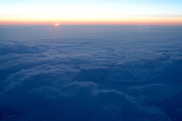 Horizont über den Wolken am frühen Morgen bevor die Sonne aufgeht