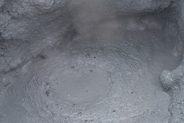 Fototapeta na wymiar Dampfende Blasen von heisser Erde mit Schwefel und vulkanischem Dampf bei Hverarönd