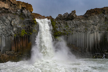 Wasser stürzt über das Vulkanische Gestein am Almeidafoss