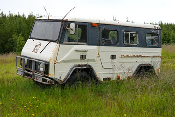 Rostiges Autowrack auf dem Autofriedhof in einem Dorf in Island