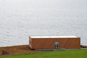 Blockhaus aus Holz an der Küste im Norden Islands 