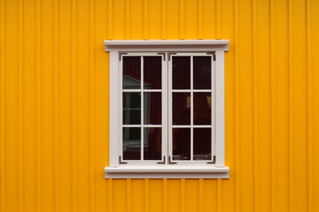Gelbes klassisches Fenster in einer Stadt in Island