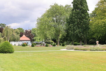 Fototapeta na wymiar Blick in den Schlosspark im Zentrum von Stadthagen in Niedersachsen 