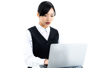 ノートパソコンで作業をする女性