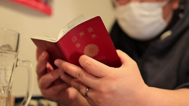 日本のパスポート　旅の用意、海外旅行　パスポートの確認