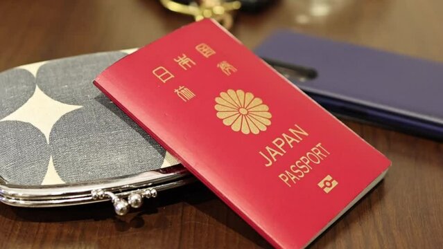 日本のパスポート　旅の用意、海外旅行　パスポートの確認