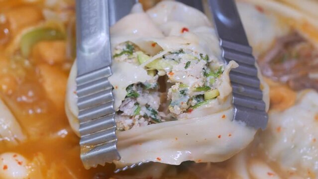 얼큰한 만두전골에 들어간 속이 꽉 찬 황해도식 이북만두 만두소