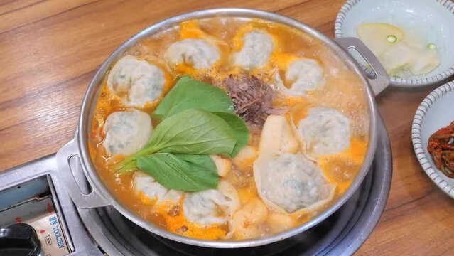 큼직한 이북만두를 넣고 얼큰하게 끓인 황해도식 만두전골
