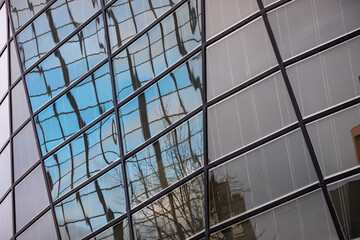Spiegelungen in der Glassfassade