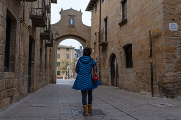 Fototapeta na wymiar Tourist walking through the streets of Olite. Navarre