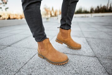 Fashionable Footwear for the Urban Lifestyle – A Look at a Casual and Elegant Outfit Featuring Brown Suede Boots