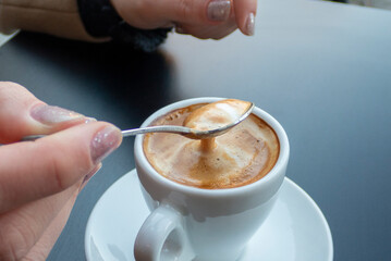 Tomando un cafe en la plaza