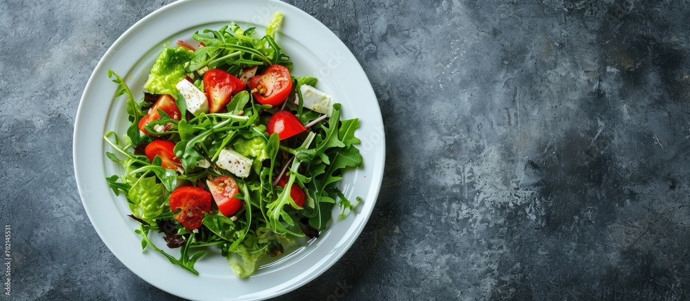 Poster fresh caesar salad in white plate on concrete table top view. with copy space image. place for addin