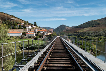 Fototapeta na wymiar Ponte metálica com a linha de ferro na foz do rio Douro com o rio Tua em Trás os Montes, Portugal 