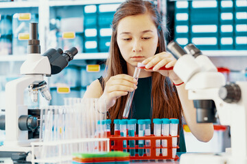 Female scientist conducting scientific experiment in laboratory.