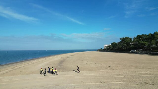 Silhouette marchant sur la plage, bassin d'Arcachon Gironde France