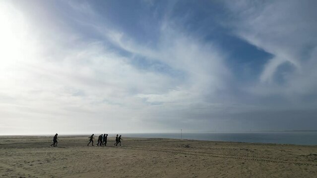 Silhouette marchant sur la plage, bassin d'Arcachon Gironde France