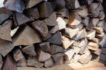 積み上げられた薪