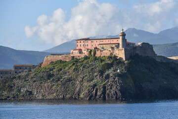 Fototapeta na wymiar Forte Stella col faro, all'ingresso del porto di Portoferraio
